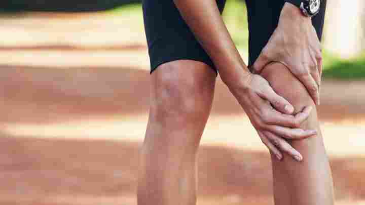 Чому може боліти колінний суглоб?